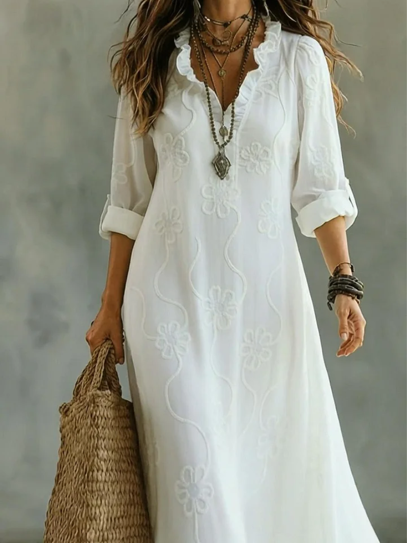 Noor – Dress with embroidered details and a V-neck